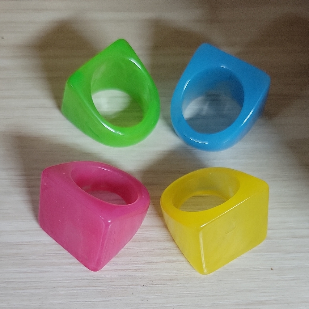 SQUARE ACRYLIC SWIRL RING, CHOICE OF COLOR